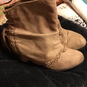 Closing shop Beige heel boots